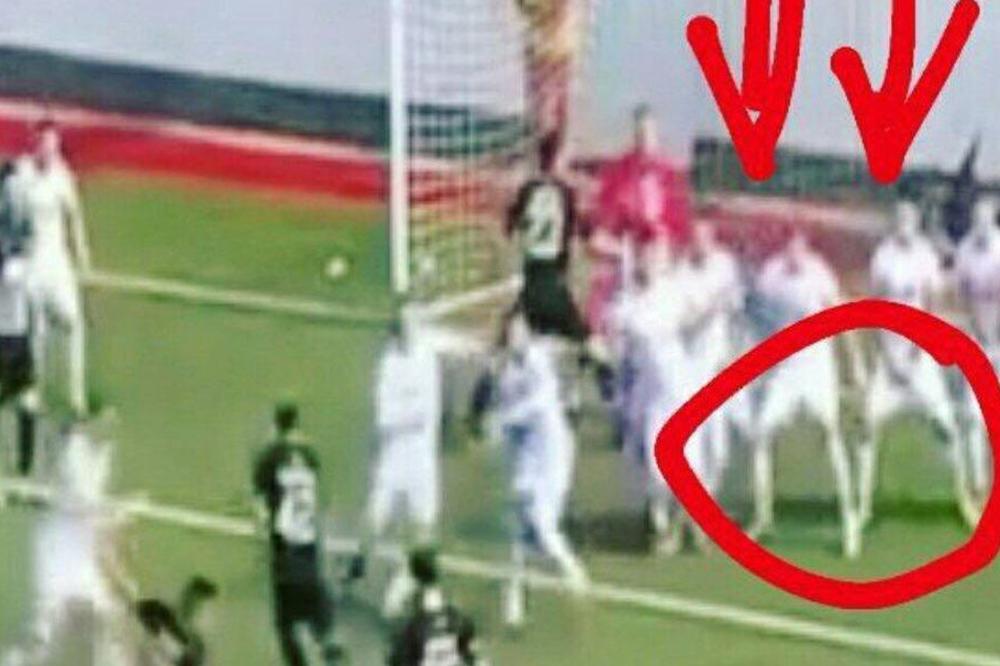 Partizan šutira indirekt, a igrači Voždovca raširili noge!!! Za ovu fotku navijači Zvezde tvrde da je dokaz da je Voždovac pustio Partizan!