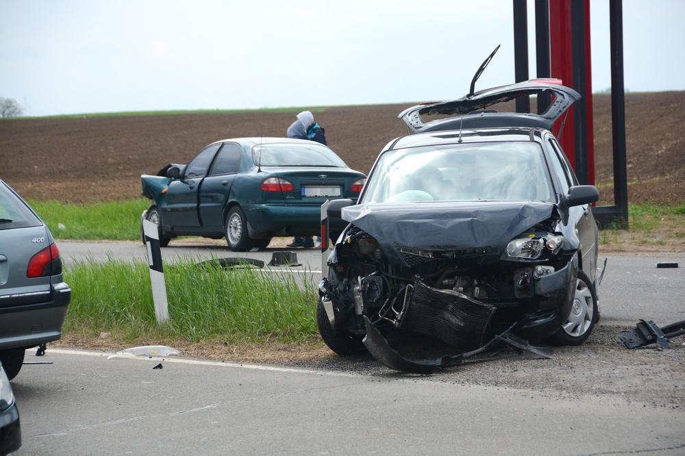 TRAGEDIJA NA VELIKI PETAK! Vozač zaspao za volanom, dve devojke se bore za život!