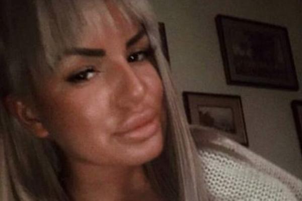 GORU KOMBINACIJU NISTE VIDELI: Naša pevačica u patikama do PREPONA, preko njih milje, a šta joj je na glavi - pojma nemamo! (FOTO)