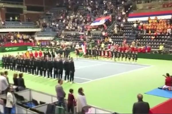 POLUPRAZAN PIONIR? To nije razlog da prozori ne otpadaju dok odjekuje Bože pravde! (VIDEO)