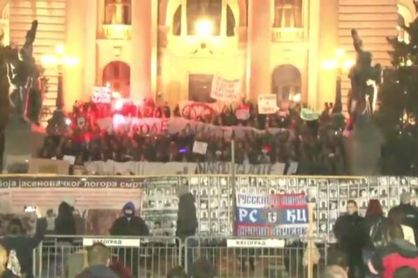 DEMONSTRANTI NA ULICAMA, KIŠA IH NIJE ZAUSTAVLJA: Gotov protest studenata, sutra u 12 najavljen novi! (VIDEO)