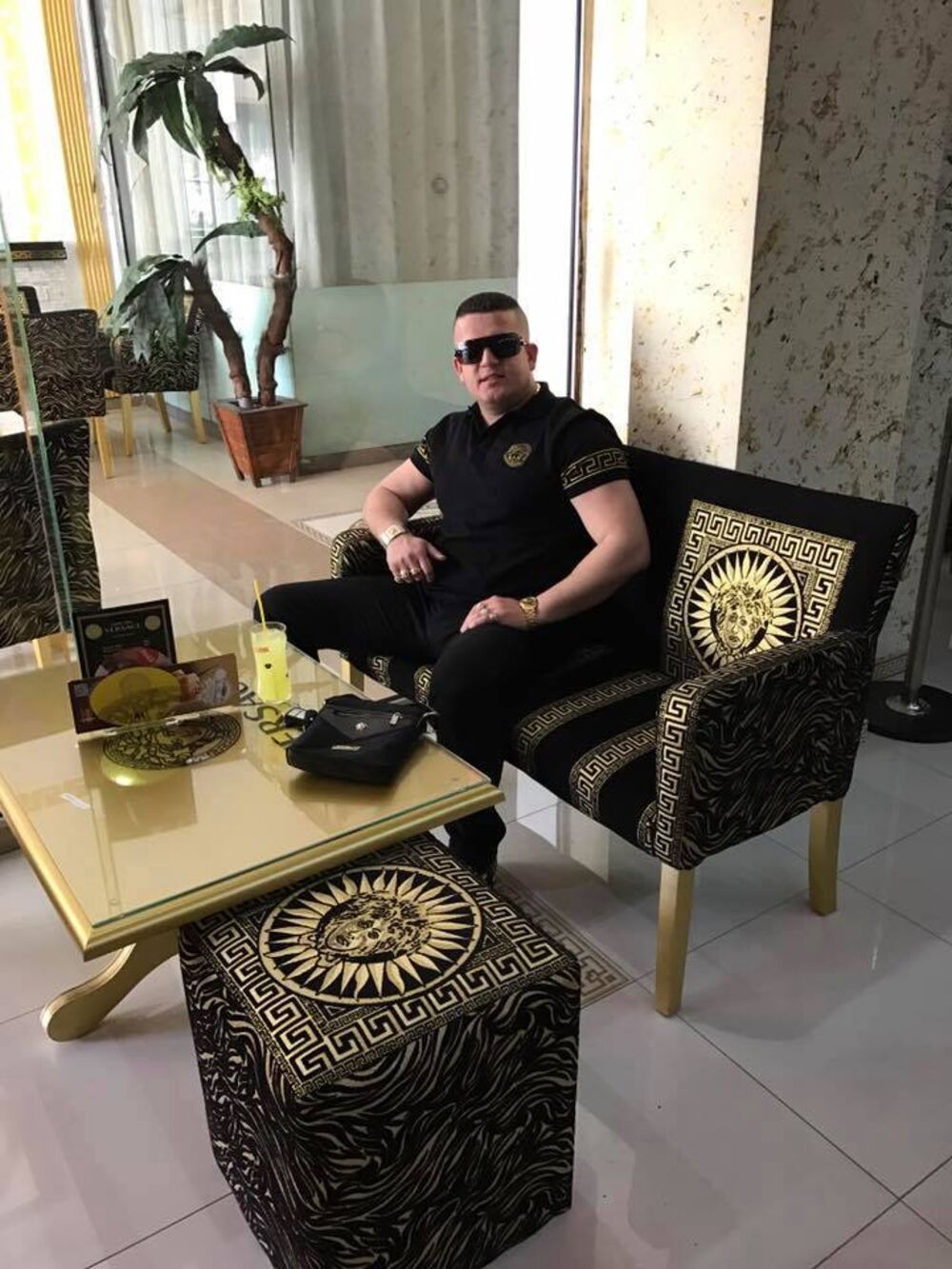 Od nameštaja, do postiljine, preko poda pa sve do zidova, sve šljašti i blješti.