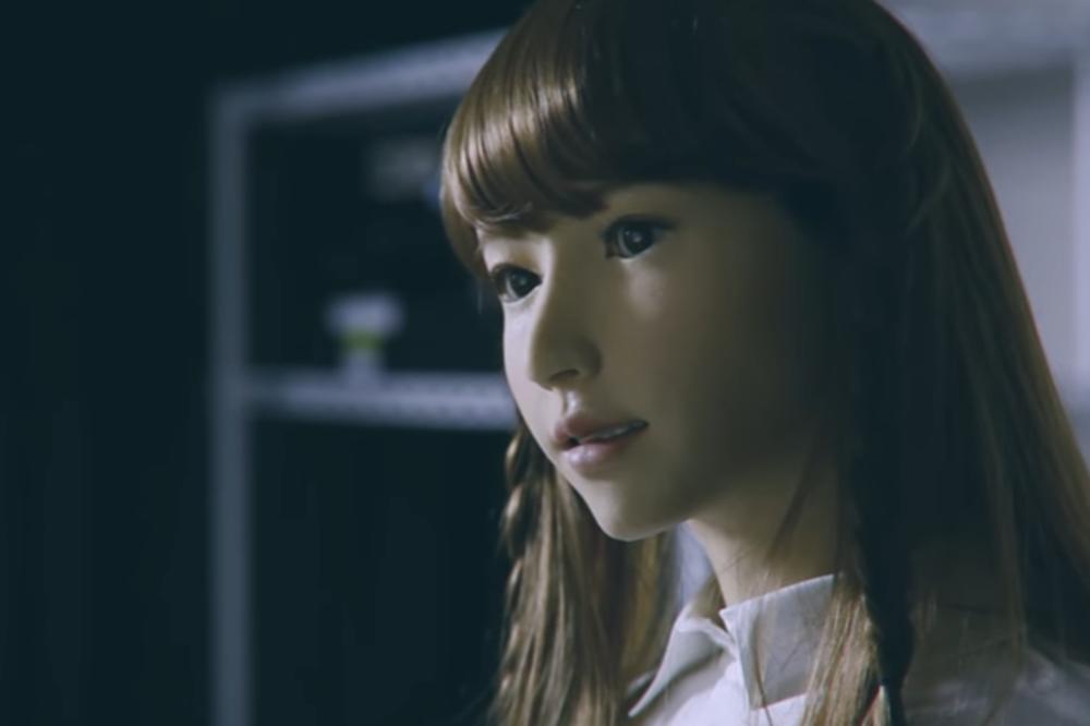 Ovo je ERIKA! Ona nije lutka, a nije nije ni animacija. Vrlo je stvarna, priča i liči na vas. Šta je? (VIDEO)