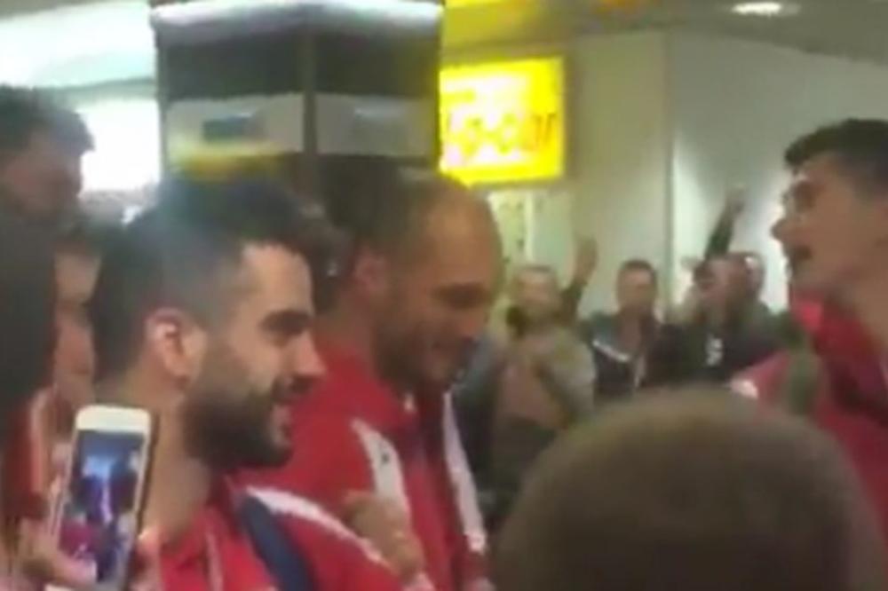 UVEK ZVEZDO RAČUNAJ NA NAS: Zvezdaši iznenadili svoje heroje na povratku iz Istanbula! (FOTO) (VIDEO)