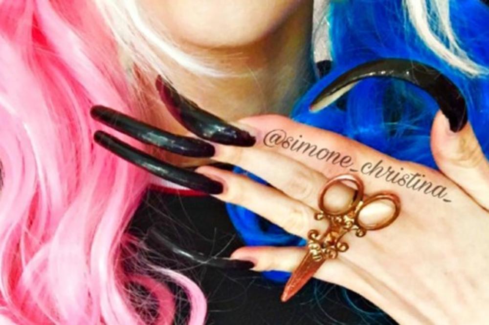 Nije sekla nokte 3 godine! Svi se pitaju kako ide u toalet, a evo šta ona kaže... (FOTO)