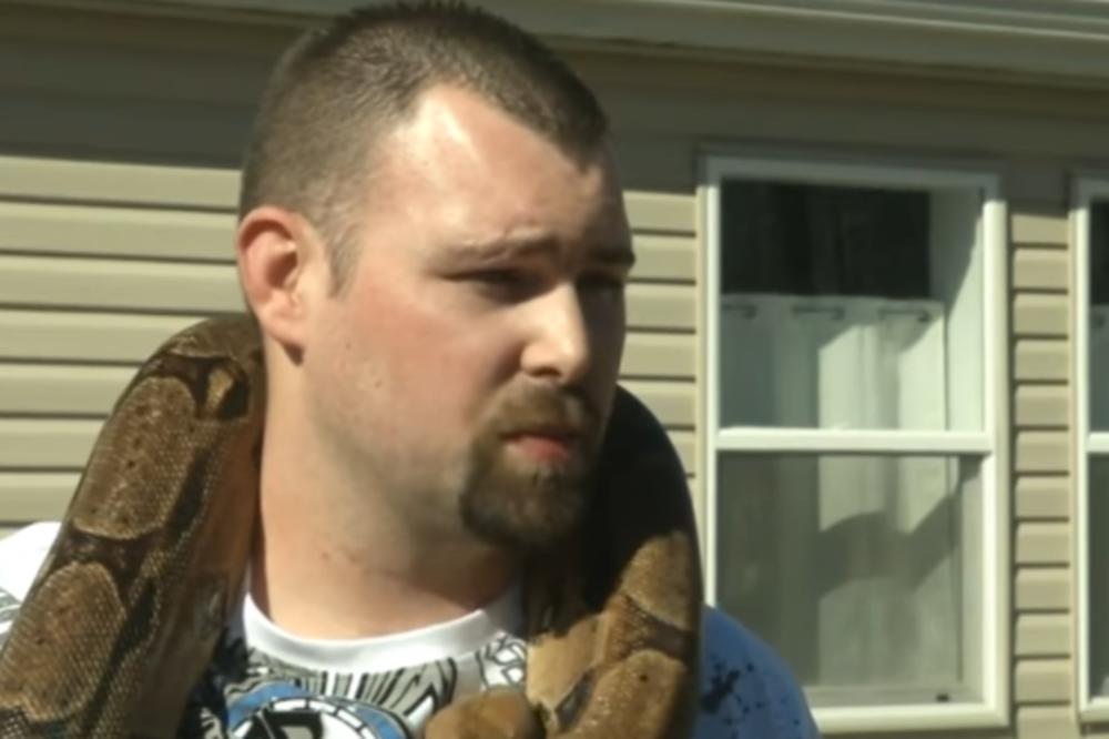 Ko je ovde lud? ŠETAO PITONA BEZ POVOCA, pa morao da plati kaznu?! (VIDEO)