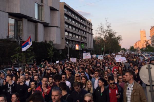 VRATIĆE SE VALTER! Novim Sadom odjekuje pesma, 5.000 ljudi bilo na ulicama! (VIDEO)