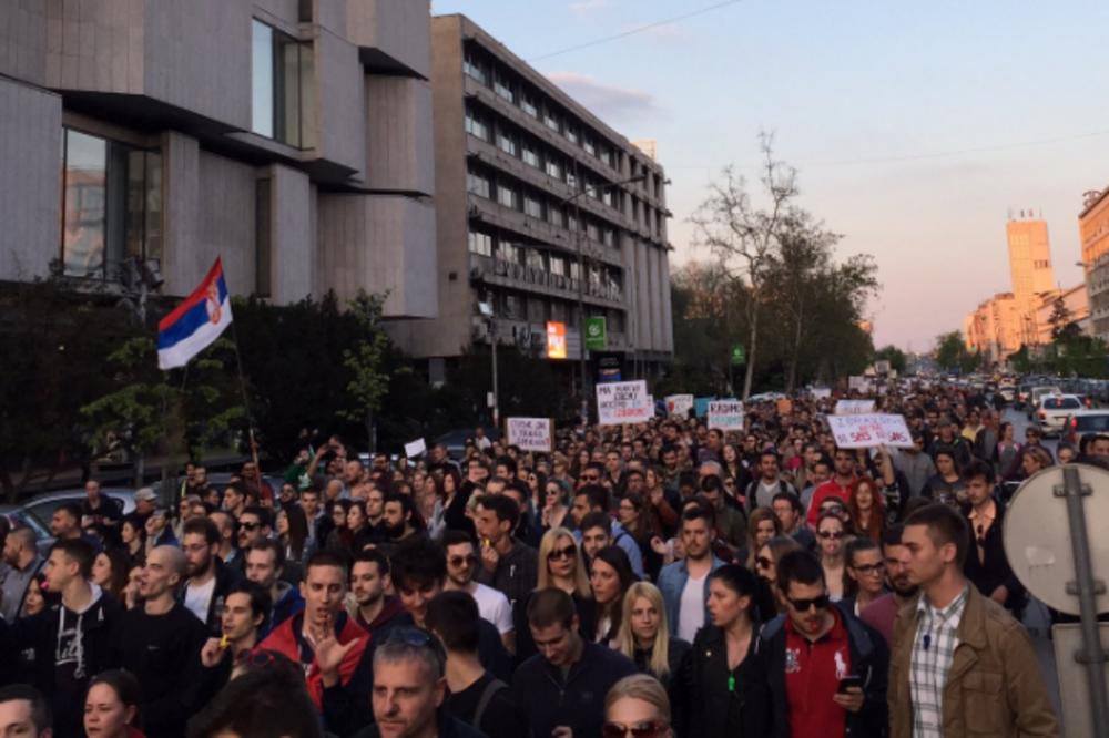 VRATIĆE SE VALTER! Novim Sadom odjekuje pesma, 5.000 ljudi bilo na ulicama! (VIDEO)