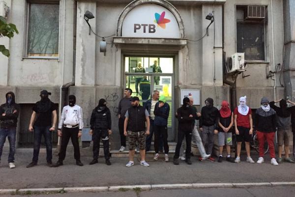 Tipovi s fantomkama na glavama blokirali ulaz u RTV! Ko su oni i šta hoće? (FOTO) (VIDEO)