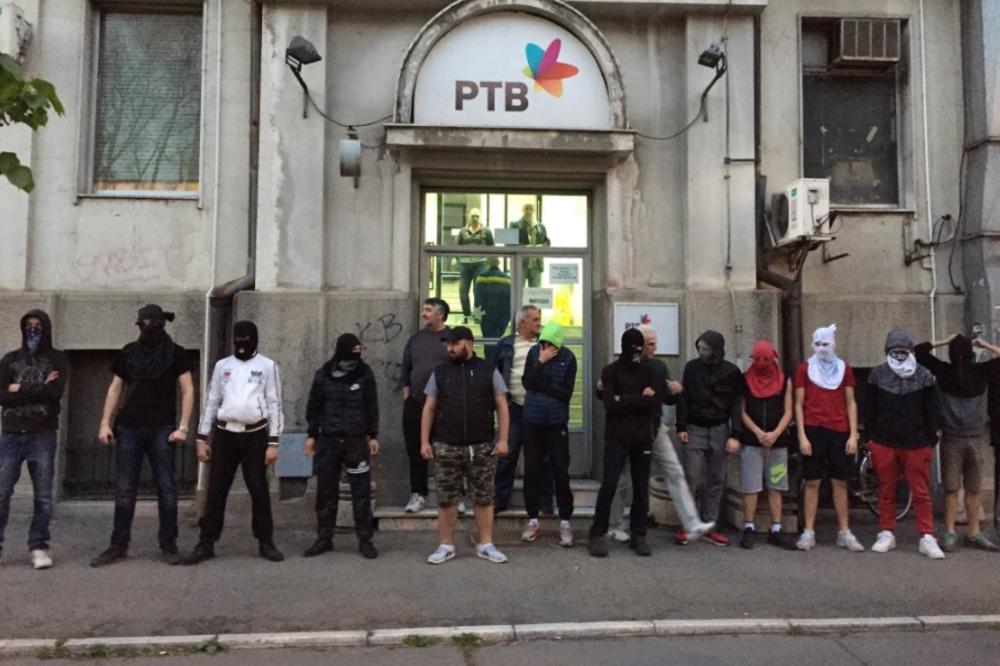 Tipovi s fantomkama na glavama blokirali ulaz u RTV! Ko su oni i šta hoće? (FOTO) (VIDEO)