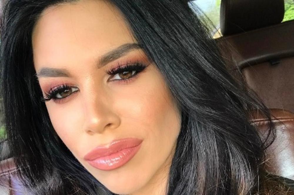 PEVAČICA POZIRALA POLUGOLA SA LIZALICOM U USTIMA: Kaja Ostojić ostavila javnost bez daha! O njenom telu svi pričaju