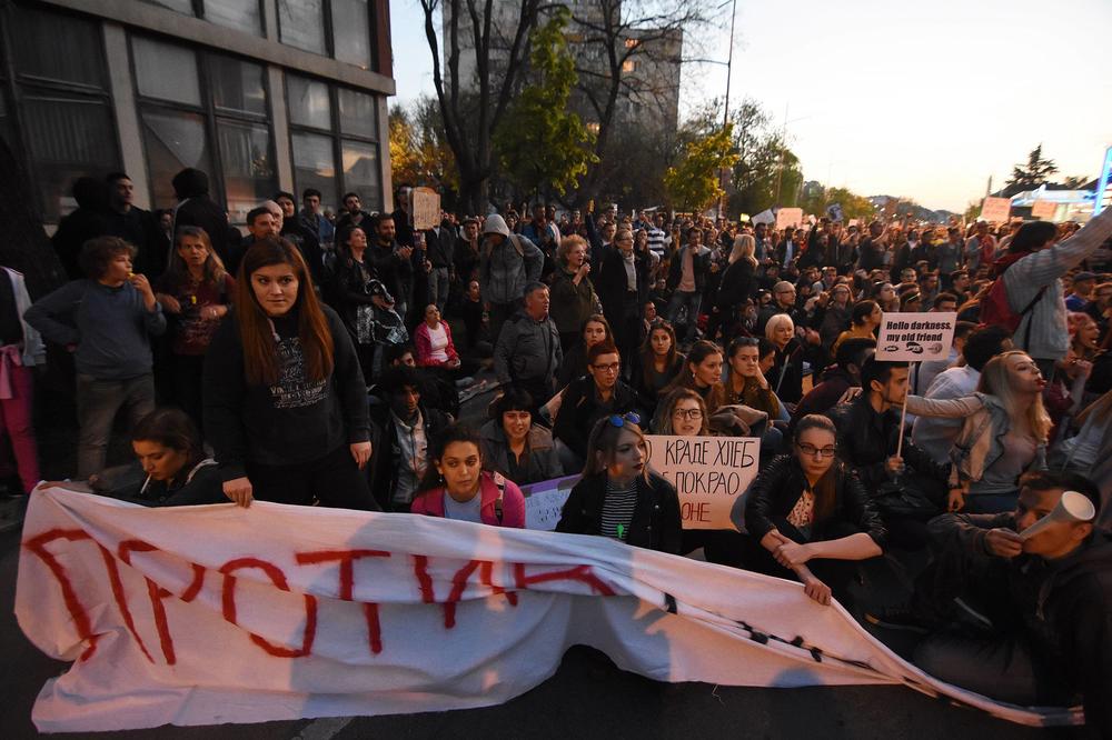 SRAMOTA NEVIĐENA! Građani Subotice jajima gađali mladost koja protestuje, u Kruševcu na njih bacali petarde!