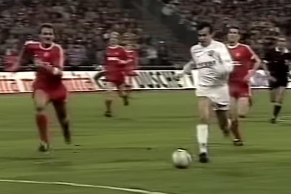 SVET JE TADA UPOZNAO ZVEZDU: Legendarni Koler i 26 godina kasnije pokušava da makar pogledom uhvati Savićevića! (VIDEO)