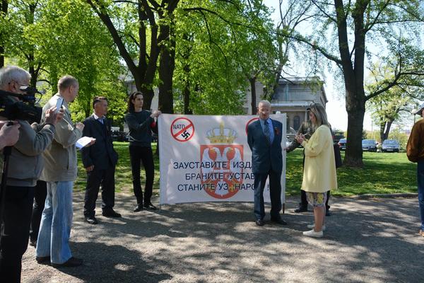 UHAPSITE PREDSEDNIKA, PONIŠTITE IZBORE! Ovaj Srbin je došao ispred Predsedništva s hrabrim zahtevom! (FOTO)