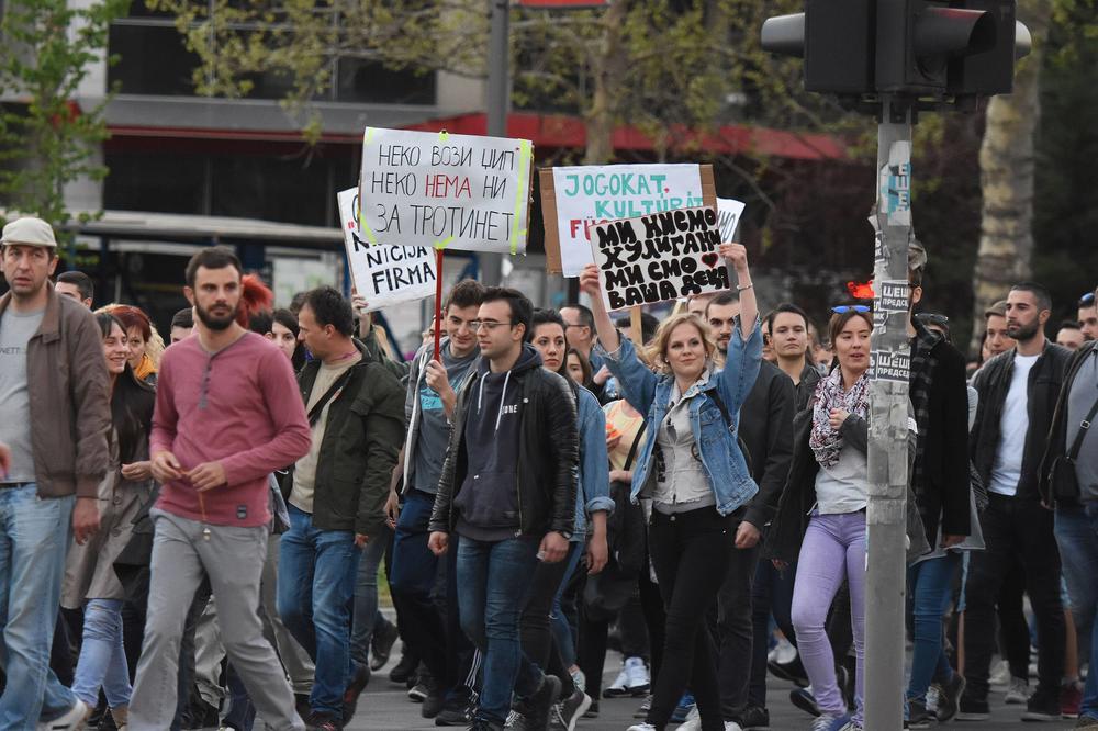 ĆERKU POZNATE KNJIŽEVNICE UHAPSILI ZBOG PIŠTOLJA NA PROTESTU! Zbog ovog incidenta je čeka KAZNA!