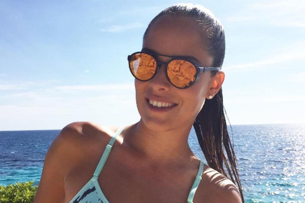 RASKOPČANA I MOKRA: Ana Ivanović je kriva za globalno zagrevanje! (FOTO)