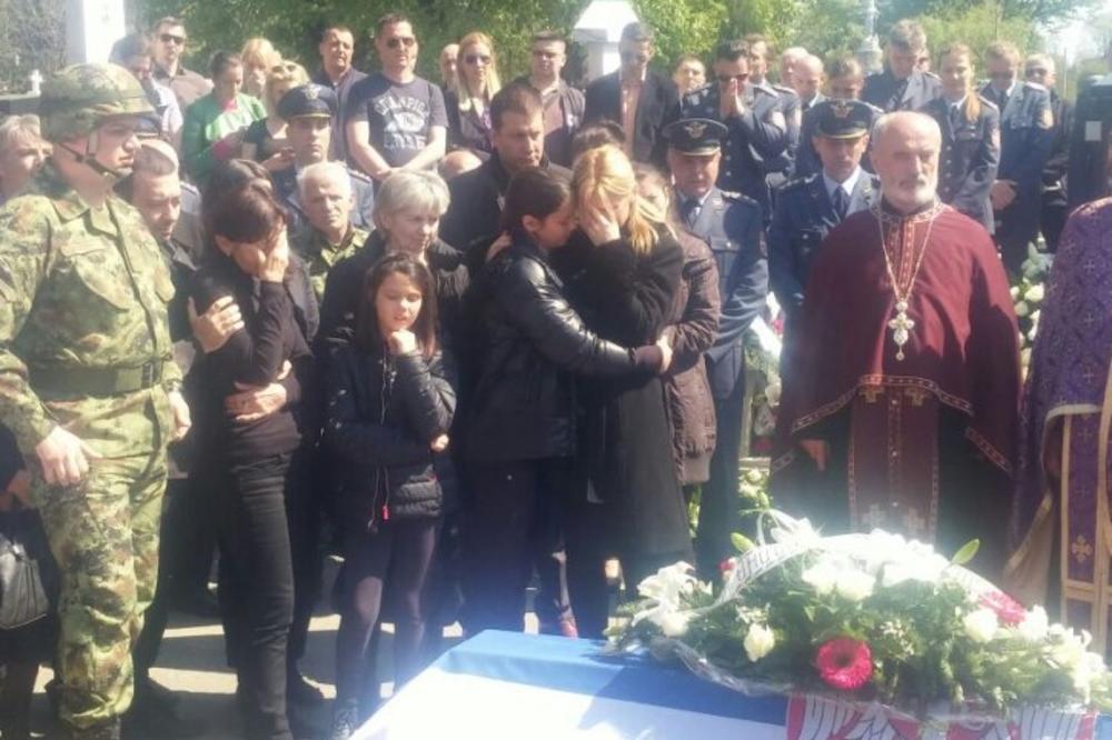 SIROTO, DOBRO DETE MOJE! Reči majke poginulog pilota Dejana odjekuju Novim grobljem! (VIDEO)