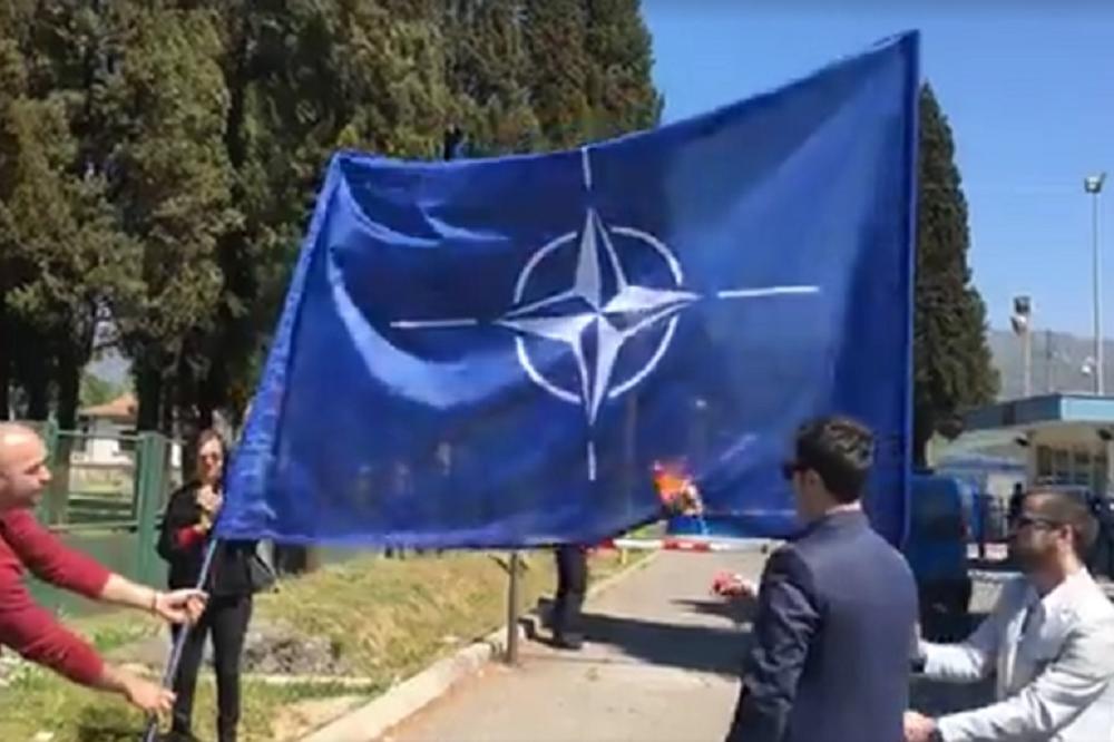 Crnogorac zapalio zastavu NATO ispred zatvora! (VIDEO)