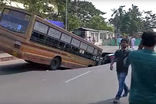VOZI, VOZI, PA TE NEMA: Ogromna rupa progutala AUTO I AUTOBUS! (VIDEO)