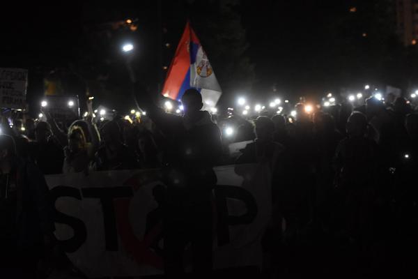 Niš šalje poruku: Ima nas! Završen još jedan protest, ceo grad bio na nogama sa upaljenim telefonima i uz pesmu! (VIDEO)