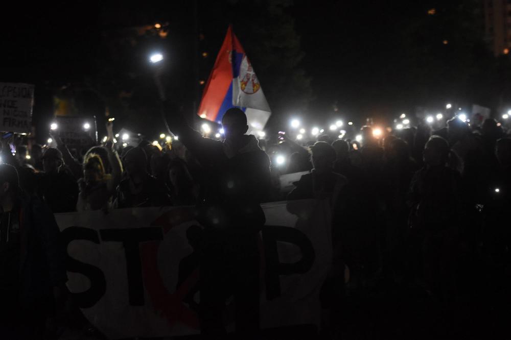 Niš šalje poruku: Ima nas! Završen još jedan protest, ceo grad bio na nogama sa upaljenim telefonima i uz pesmu! (VIDEO)