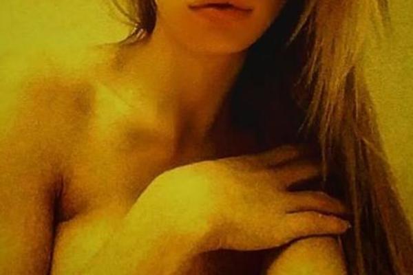 Voditeljka potpuno GOLA izašla na terasu! Prolaznici u ČUDU, a ona se fotkala! (FOTO)