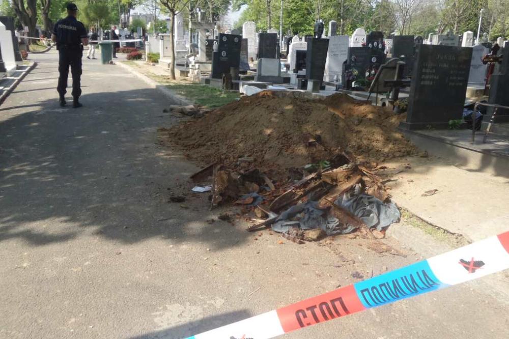 PRONAĐENA BOMBA U BLIZINI ĆURUVIJINOG GROBA: Drama na godišnjicu smrti novinara! (FOTO)