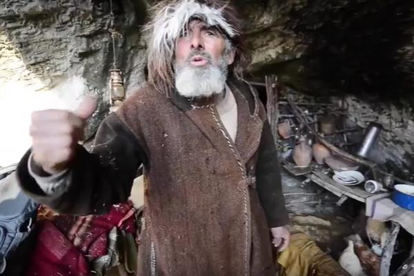 PIROĆANAC ŽIVI KAO PEĆINSKI ČOVEK: Panta je pobegao od civilizacije i SREĆAN JE! (VIDEO)