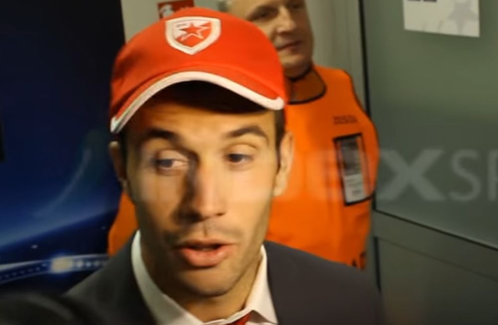 Luka Milivojević sa kačketom Crvena zvezda posle utakmice Dinamo Zagreba i Olimpijakosa