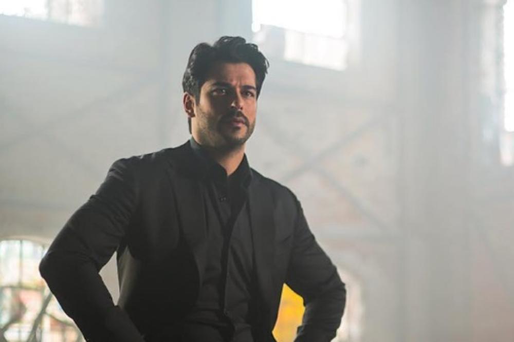 Burak je osvojio srca svih dama, ali jedna ŽENA ga gleda svaki dan: Ovo je KOMŠINICA poznatog zavodnika i dolazi sa ovih prostora!