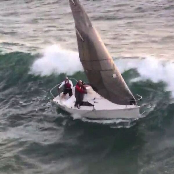 Pa, i nisu neki talasi! Pravili se pametni, pa ih POSLE SAKUPLJALI PO MORU! (VIDEO)