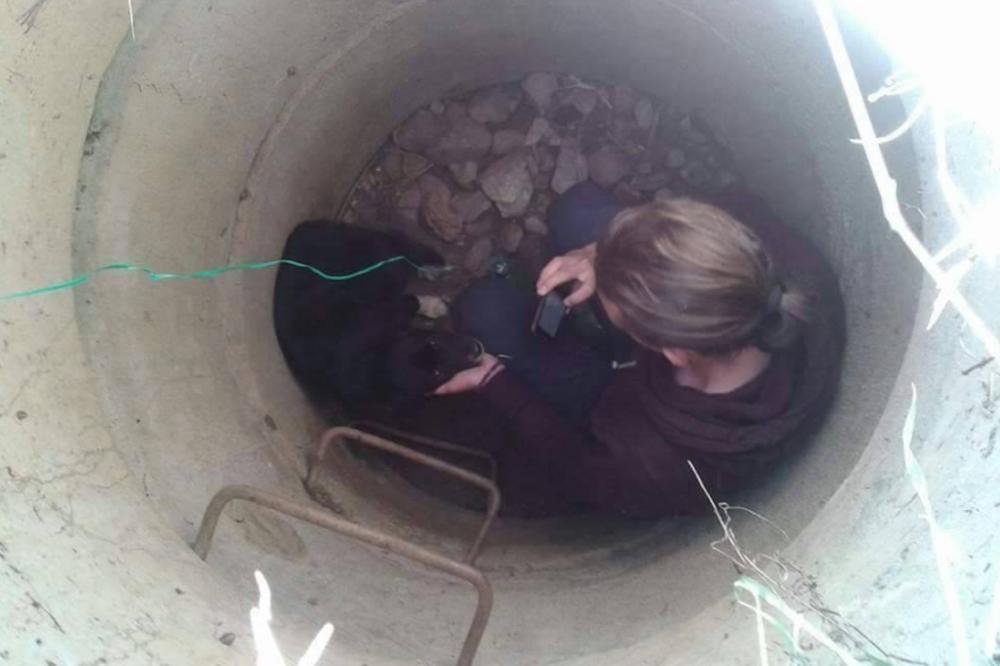 Psić je 15 dana bio zarobljen u šahtu! Vatrogasci su odbili da pomognu, niko nije pokušao da ga izvuče dok se nisu pojavili HEROJI! (FOTO)