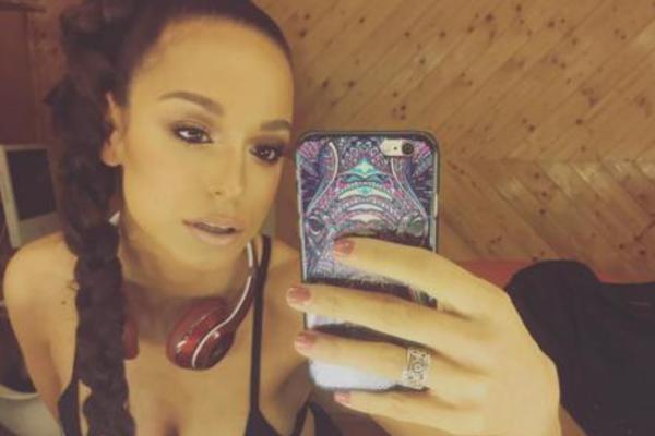 POPULARNE SRPSKE SESTRE PEVAČICE JAVNO ZARATILE, SKANDALČINA! Mlađa ovo uradila starijoj i PONIZILA JE - HAOS!