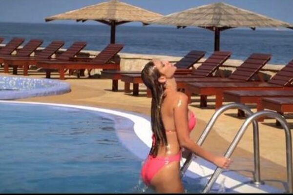 SKANDALOZNO PRIZNANJE POZNATE STARLETE: Bila sam alkoholičarka, a sad se plašim da se zbog BOLESTI vratim flaši! (FOTO)