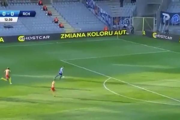OSTAVI FUDBAL I ZAPOSLI SE: Navijači proklinju dan kada je zaigrao za njihov klub posle bruke zbog koje su izgubili! (VIDEO)