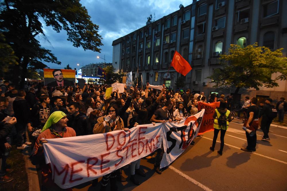 SNS REDARI ČUVAJU KANCELARIJE U NOVOM SADU: Dok protestanti mirno šetaju, oni RADE OVO! (FOTO)