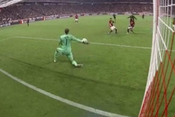 Zvali su ga mačka! Ono što je uradio Manuel Nojer, retko koji golman može! (GIF)