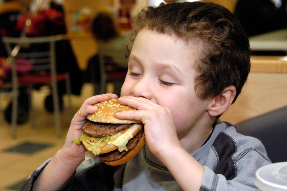 Sve za čizburger: Dečak naučio da vozi na netu i otišao u Mekdonalds!