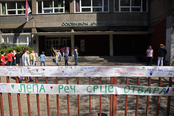 DETALJI NESREĆE U BEOGRADSKOJ ŠKOLI: Dete izgubilo svest nakon što je konstrukcija gola pala na njega!