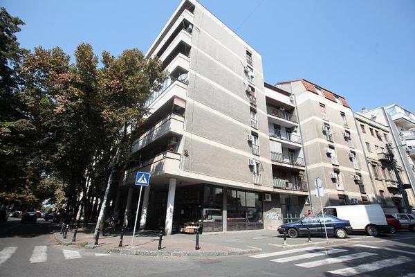 "KAO DETE U PREDŠKOLSKOM": Stanari u Beogradu se VALJAJU od SMEHA zbog OBAVEŠTENJA komšije od 23 godine! (FOTO)