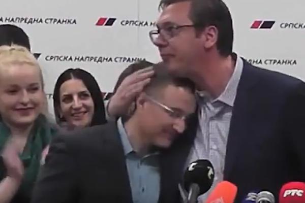 NIKO NIJE PRIMETIO OVAJ SMEŠAN DETALJ: Stefanoviću se desilo nešto baš neobično kad ga je Vučić zagrlio! (VIDEO)