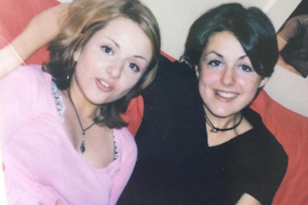 ČIK POGODI KO SAM! Kladimo se da ne možete da pogodite koja poznata pevačica je jedna od dve devojke na slici!