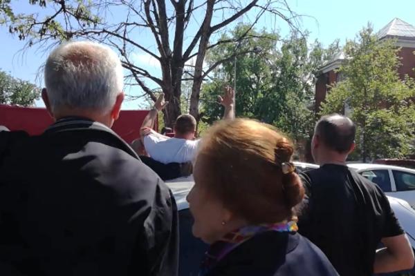 SCENA SA BG PIJACE UZNEMIRILA JAVNOST: Komunalci hapse čoveka koji prodaje jaja, okupljeni dobacuju: "Uskrs je!" (VIDEO)