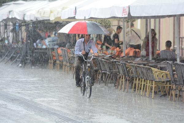 NA BEOGRAD SE SRUČILO STRAVIČNO NEVREME, građani se razbežali, ulicama TEKU REKE od kiše! (VIDEO)