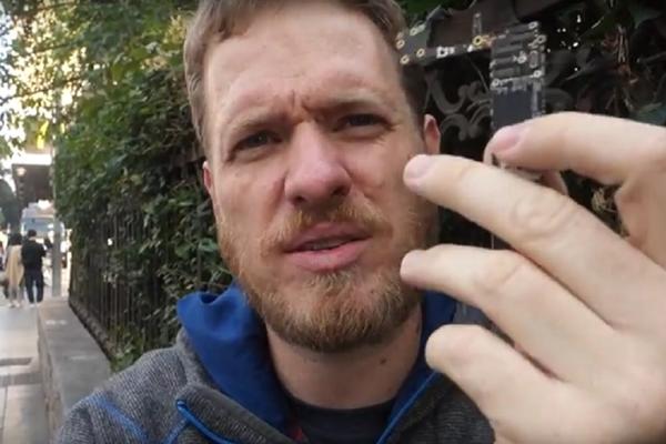 SAM JE NAPRAVIO iPhone od KINESKIH DELOVA! I sad ga mrzi cela planeta! (VIDEO)