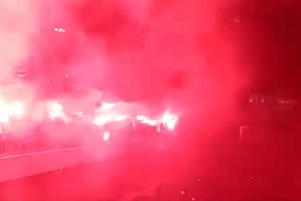 Ovakvu bakljadu čak i Beograd retko doživi! Grobari zapalili Brankov most, centar grada zanemeo! (VIDEO)