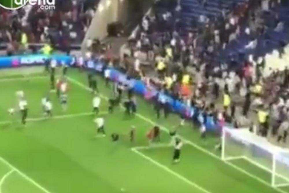 Huligansko divljanje u Lionu! Odložena utakmica Lige Evrope, navijači uleteli i na teren (VIDEO)