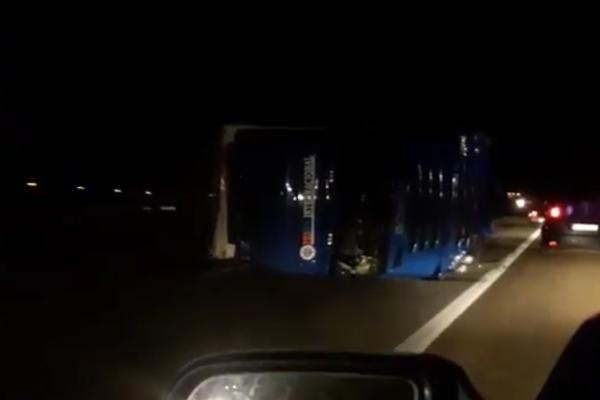 EKSKLUZIVNO: SNIMAK KAMIONA koji je probio bankinu i IZAZVAO OPŠTI HAOS NA AUTO - PUTU BEOGRAD - NIŠ! (VIDEO)