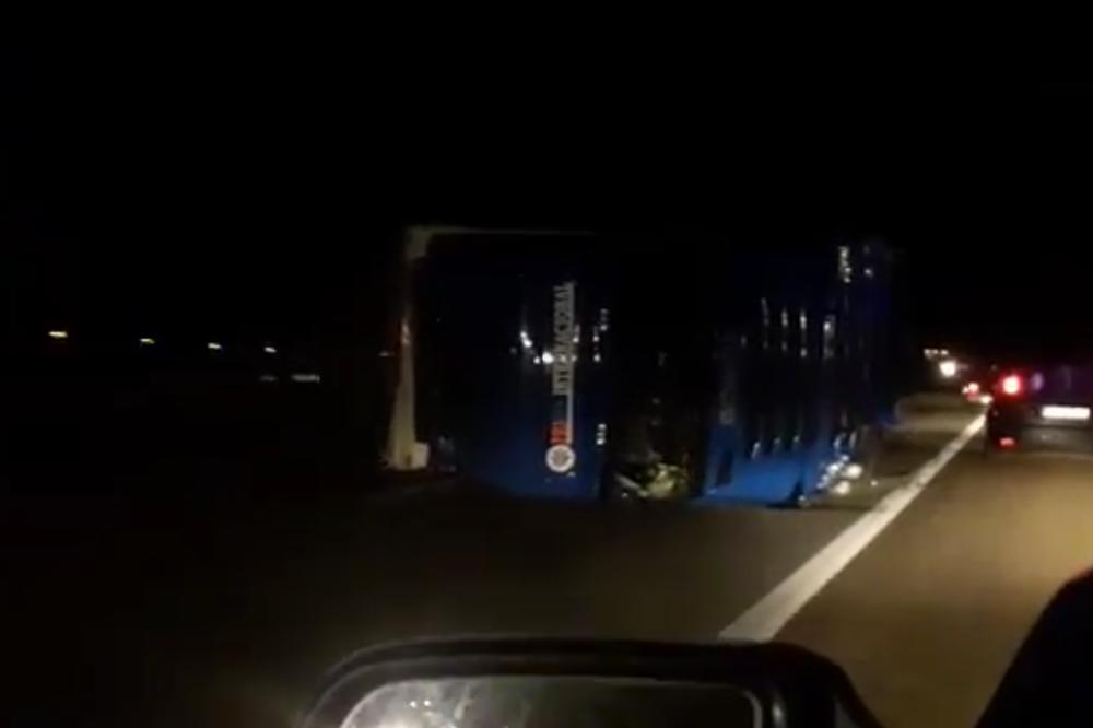 EKSKLUZIVNO: SNIMAK KAMIONA koji je probio bankinu i IZAZVAO OPŠTI HAOS NA AUTO - PUTU BEOGRAD - NIŠ! (VIDEO)