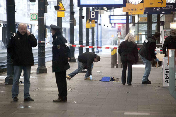 PUCNJAVA U VOZU: Nepoznati muškarac UBIO je jednog a RANIO troje ljudi!